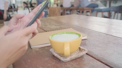 A cup of coffee on a table Vidéo 157872131