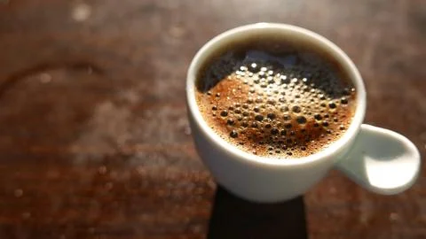 A cup of coffee on the table. Instant coffee. Coffee bubbles. Drinking coffee Fotos de archivo