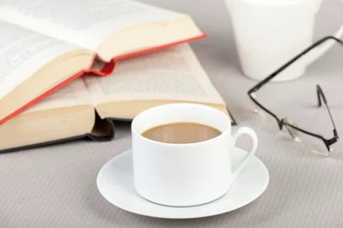 Cup of coffee on the table with two books Foto stock