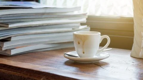 A cup of coffee was put in a stack of a book. Foto stock