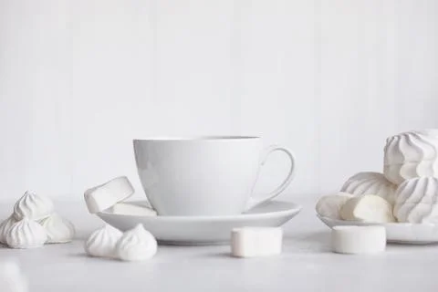 Cup of coffee on white background. Marshmallows Foto stock