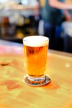 Cup of draft been on wooden table Foto stock