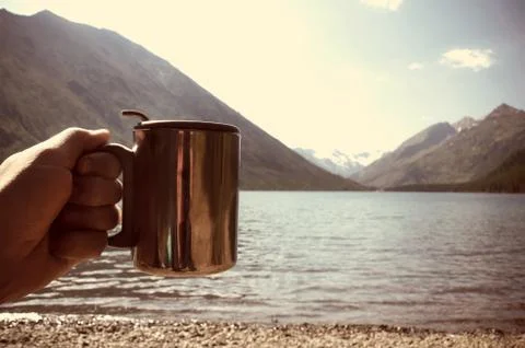 Cup with freedom or refreshing tea in hand of a tourist Foto stock