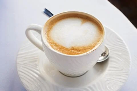 A cup of fresh cappuccino in caffe close-up Foto stock