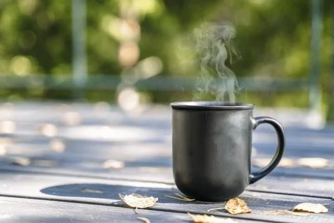 Cup of hot drink on nature background. Morning in the forest in nature with a Foto stock