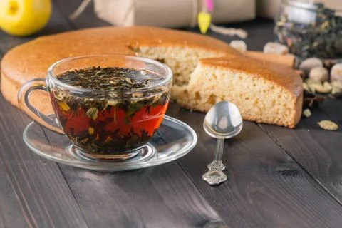 Cup of hot herbal tea and pie Foto stock