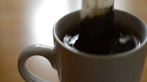 Cup of hot tea beverage. british tea bag for break from work Vidéo 204787024
