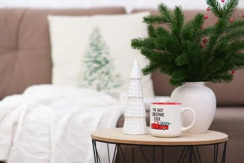 Cup of hot tea on caffee table in living room. Christmas home interior. Ceramic Foto stock