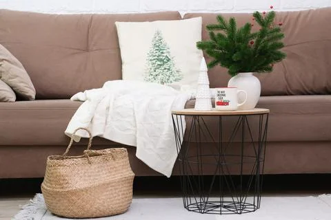 Cup of hot tea on caffee table in living room. Christmas home interior. Ceramic Foto stock