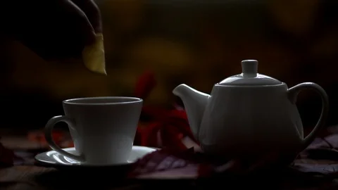 In a cup of hot tea, slowly put half a slice of lemon. Stock Footage 127631182