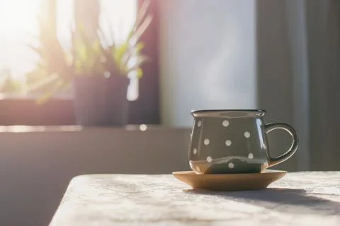Cup of hot tea on the table, cozy home interior background Stockfoto's