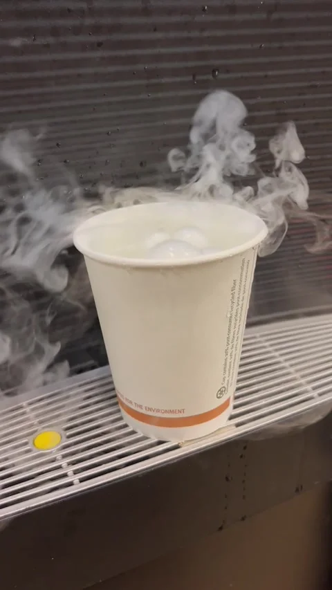 A cup of liquid nitrogen Vídeos de archivo 301029565