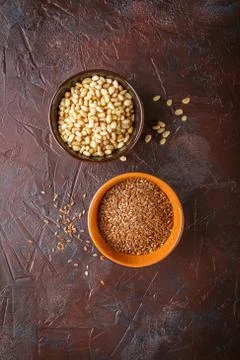Cup with pine nuts and flax seeds Foto stock