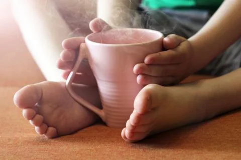 Cup of tea in children's hands Foto stock