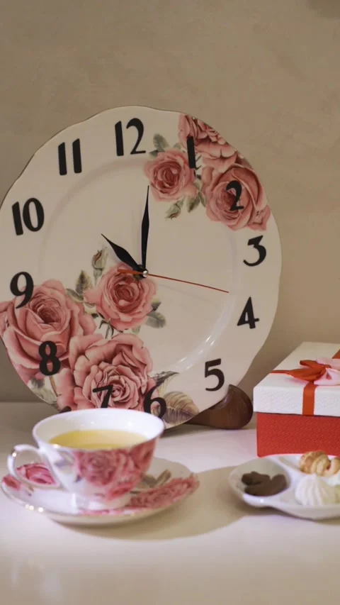 Cup of tea close-up. Decorated christmas clock on background Видео 224895791
