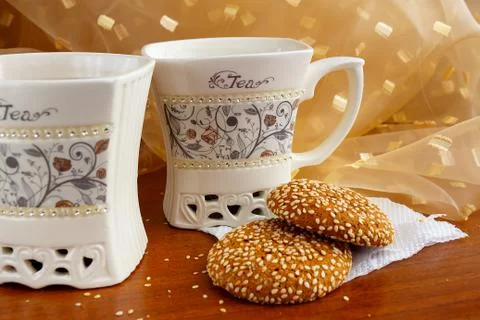 A cup of tea with delicious sweets on the table Foto stock