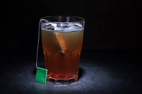 Cup of tea with a label with a dark solid background Stockfoto's