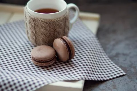 A cup of tea with macaroons on a tray Foto stock