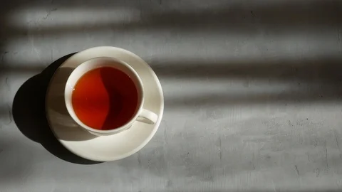 Cup of tea with shadow from leaves.  Tea time. Vidéo 111237268