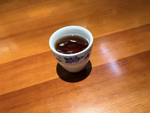 A cup of tea on a wooden table. Fotos de archivo