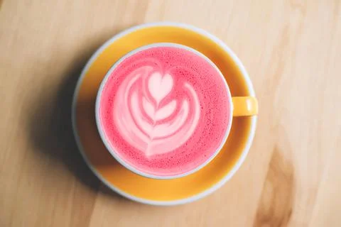 Cup of trendy beetroot latte on table. Foto stock