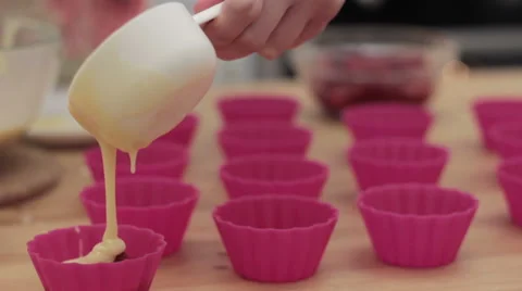 Cupcake batter being poured into cupcake form. Vidéo 61367313