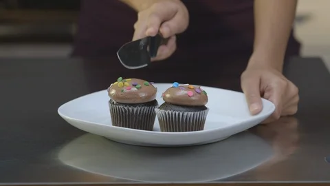 Cupcake Being Cut 스톡 동영상 105330957