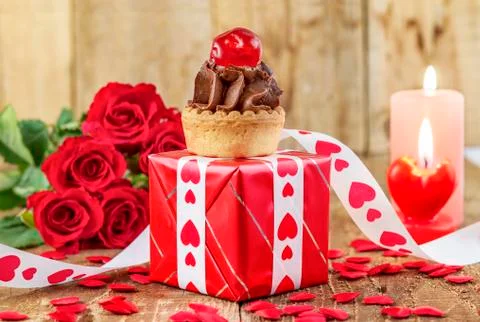 Cupcake with cherry over red gift box Stockfoto's