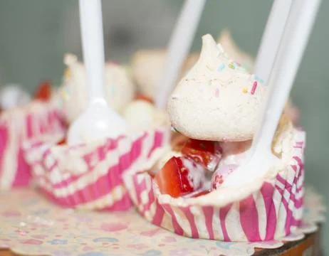 Cupcake with merengue and strawberry Foto stock