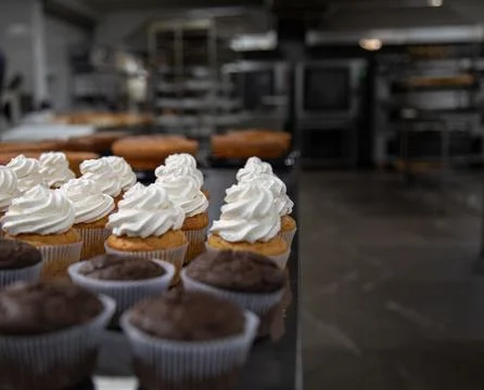 Cupcake production inside the bakery Foto stock
