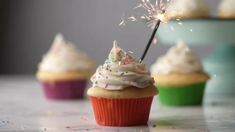 Cupcake with sparkler for celebration 4k120p Stock-Footage 157992653