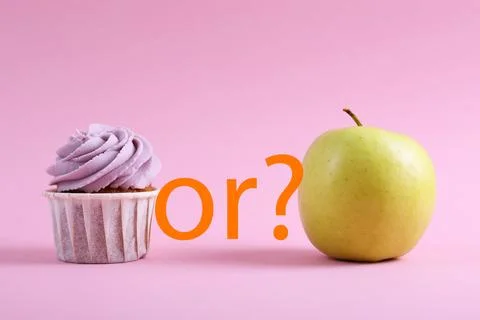 Cupcake versus Apple A Debate Between Sweet Indulgence or a Healthy Snack Choice Foto stock