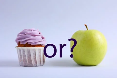 Cupcake versus Apple A Debate Between Sweet Indulgence or a Healthy Snack Choice Foto stock