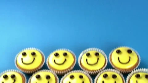 Cupcakes with amusing faces Video stock 8573217