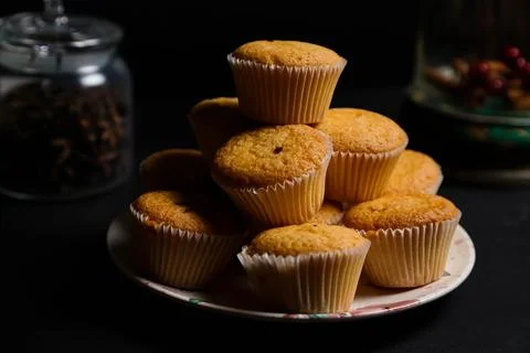 Cupcakes on a black background. Baking Stockfoto's