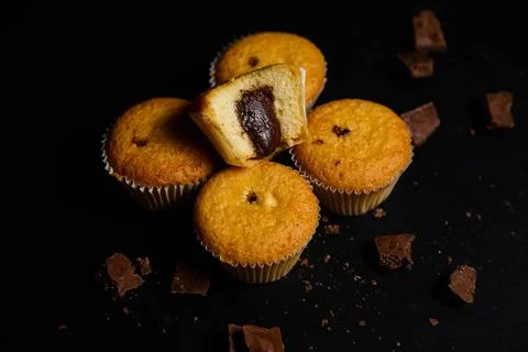 Cupcakes on a black background. Baking Stockfoto's