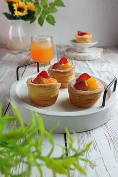 Cupcakes filled with sliced ​​fruit and cream Fotos de archivo