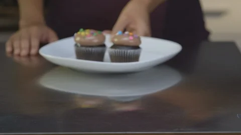 Cupcakes On A Plate 스톡 동영상 105330810