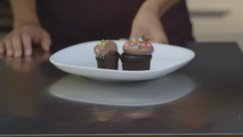 Cupcakes On A Plate 스톡 동영상 105330846