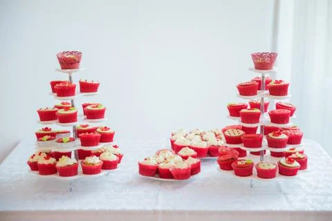 Cupcakes on the plates on the table 库存照片