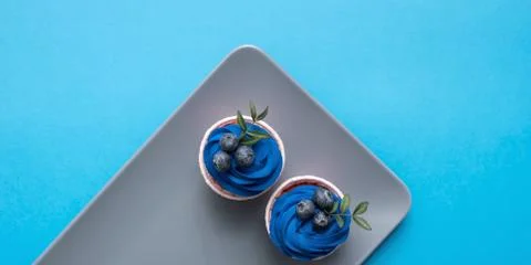 Cupcakes on a rectangular plate, top view 写真素材