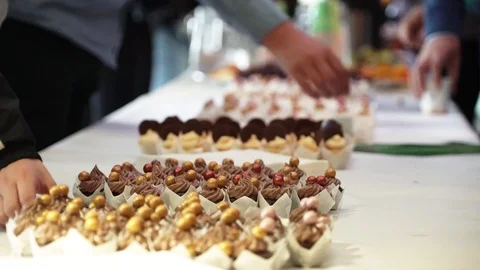 Cupcakes at seminar Vídeos de archivo 89493984