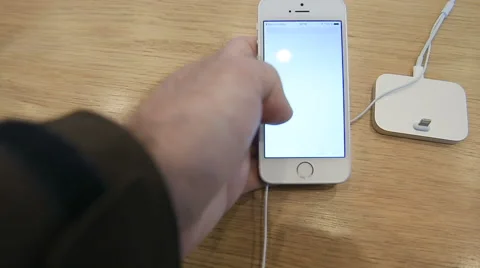 Cupertino 3d Flyover map on the new Apple iPhone SE Vidéo 61869044