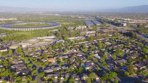 Cupertino California Aerial Pullback View of Homes and Circular Tech Campus 01 库存影片 335285862