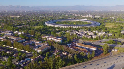 Cupertino California Aerial Pullback View of Homes and Circular Tech Campus 02 库存影片 335289578