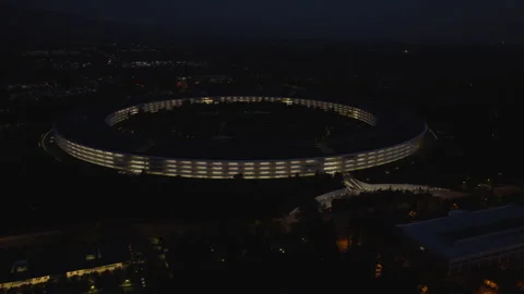 Cupertino California Aerial Pullback View of Tech Campus at Night 02 Stockbeeldmateriaal 335299266