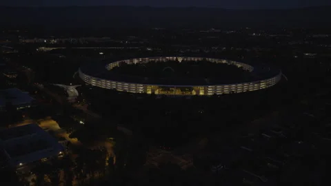 Cupertino California Aerial Pullback View of Tech Campus at Night 03 库存影片 335300101