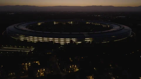 Cupertino California Aerial Pullback View of Tech Campus at Night 01 Vídeos de archivo 335301075