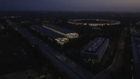 Cupertino California Aerial Pullback View of Circular Tech Campus at Dawn 02 Vidéo 335305799