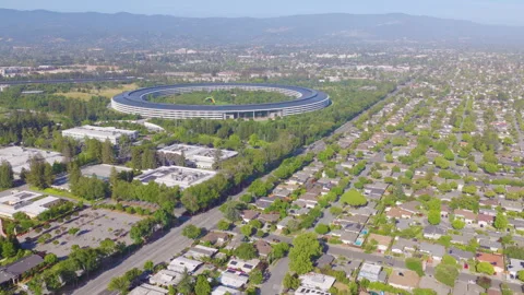 Cupertino California Aerial Pullback View of Homes and Circular Tech Campus 03 Vidéo 335330191